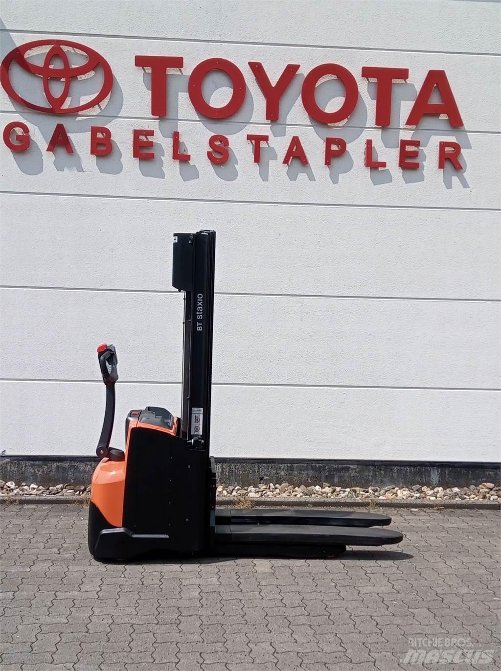 Toyota SWE120L Pedestrian stacker