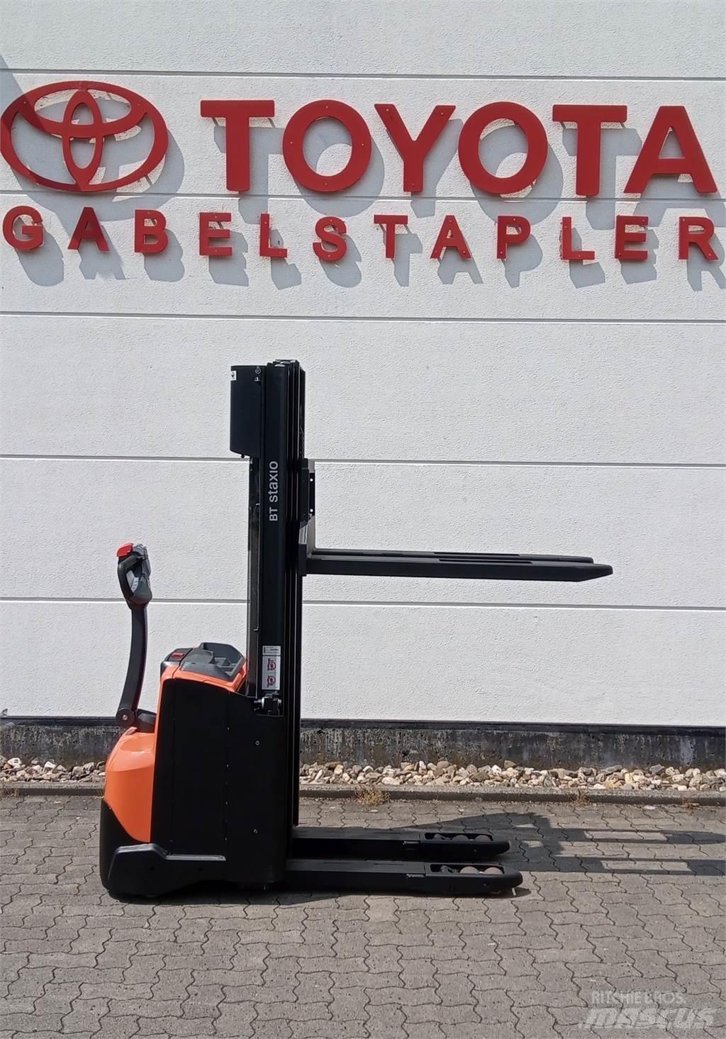 Toyota SWE120L Pedestrian stacker