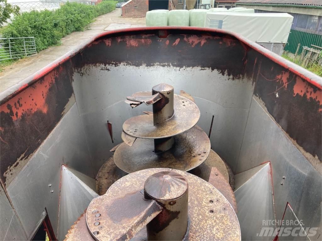 RMH Titanium 16 Feed mixer