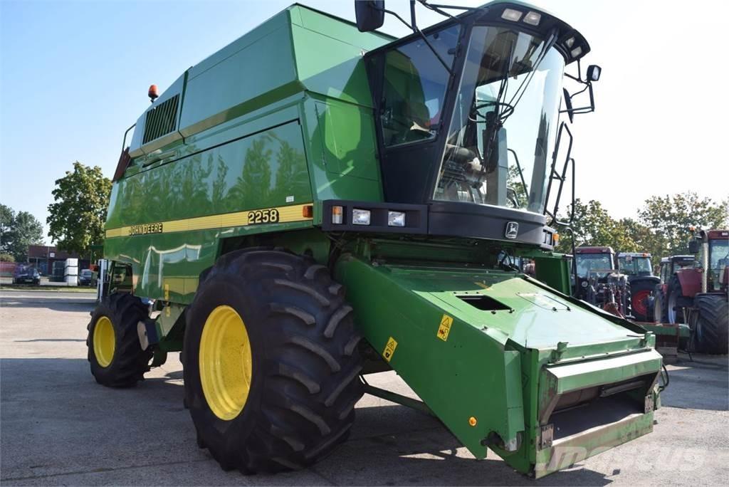 John Deere 2064 Combine harvesters