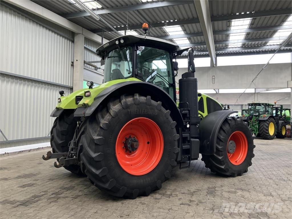 CLAAS Axion 930 Tractors