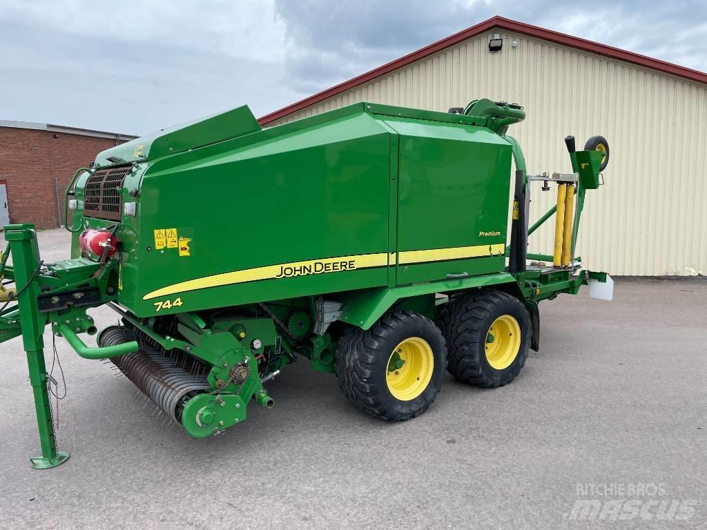 John Deere 744 H Round balers