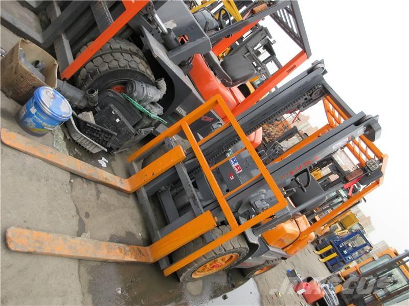 TCM FD 30 Diesel trucks