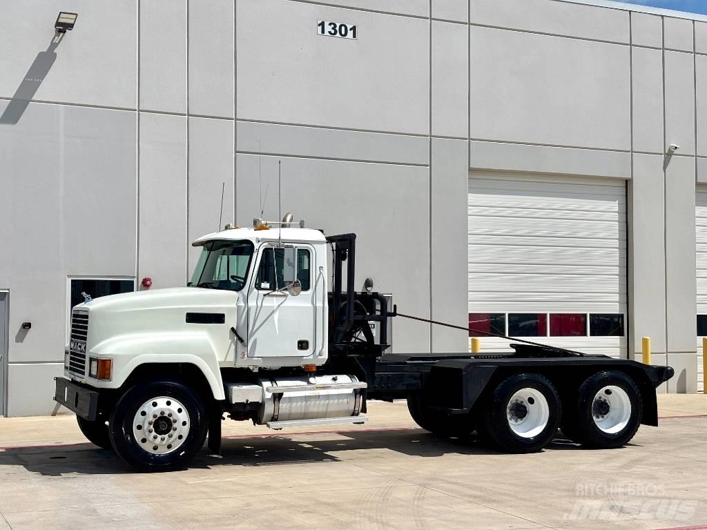 Mack CH 613 Recovery vehicles