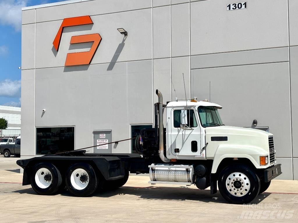 Mack CH 613 Recovery vehicles