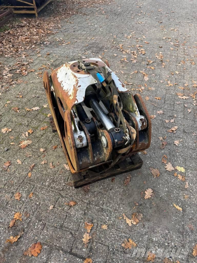 Komatsu G36 Grapples