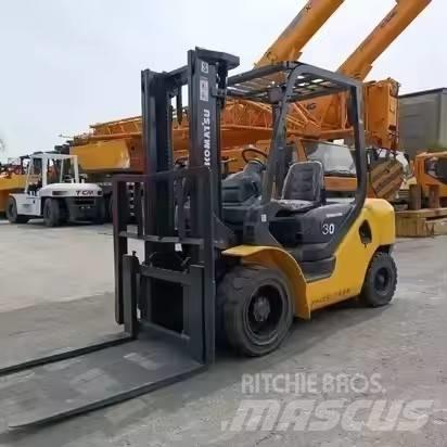 Komatsu 30 Diesel trucks