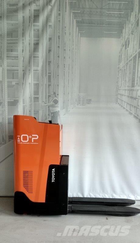 Toyota LSI200 Pedestrian stacker