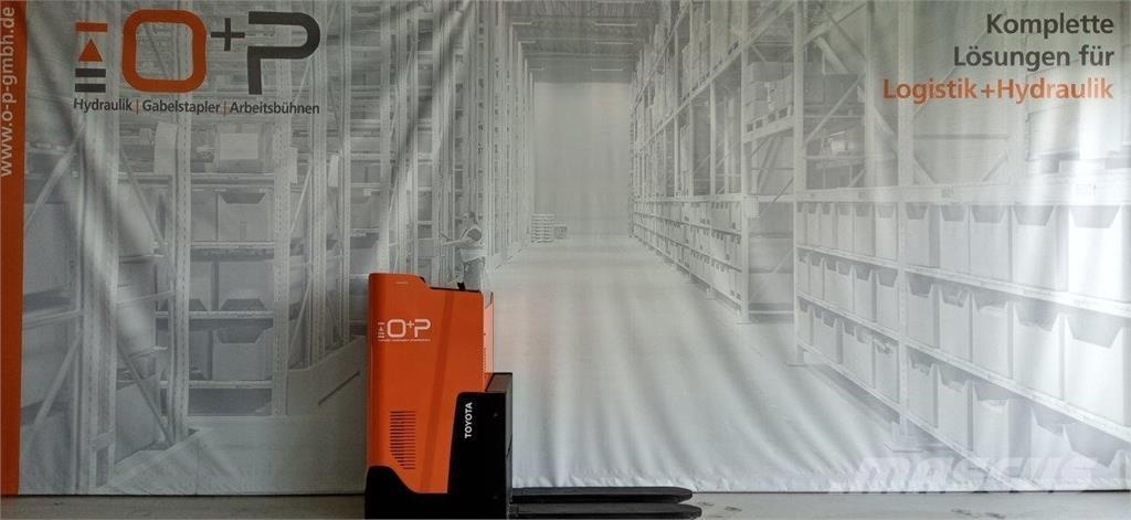 Toyota LSI200 Pedestrian stacker