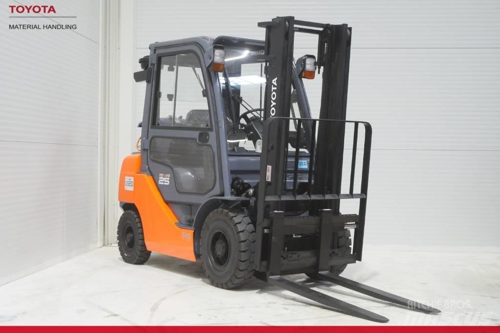 Toyota 02-8 FGF 25 LPG trucks