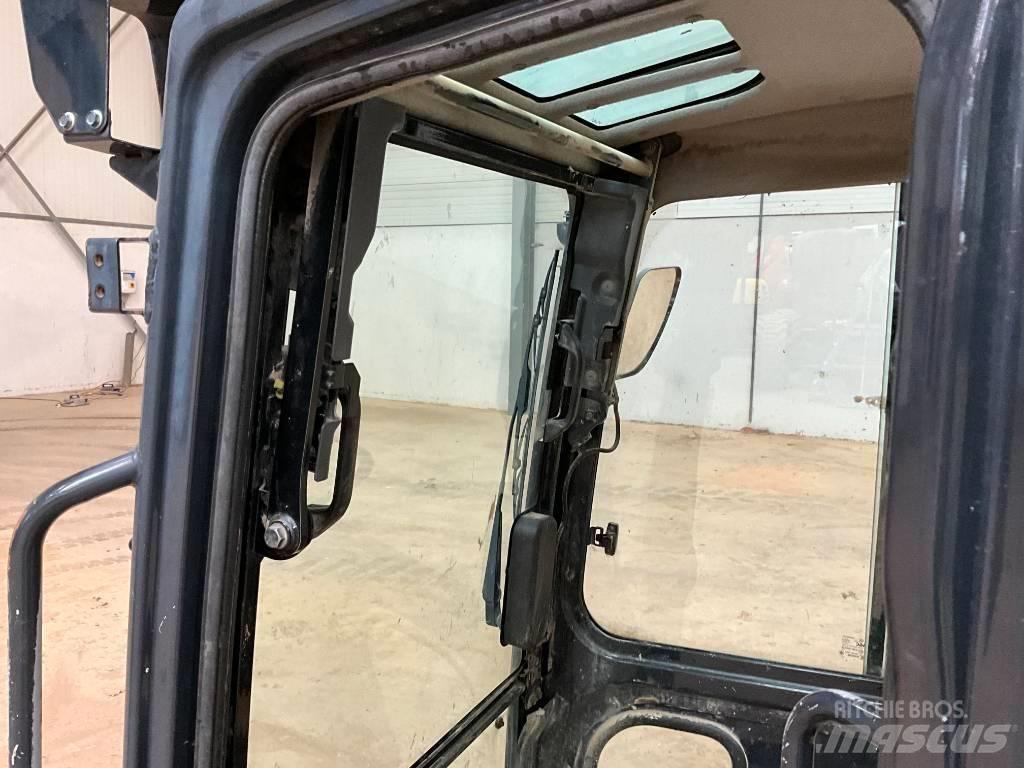 Kubota U 48-4 / U 55-4 Cabins and interior