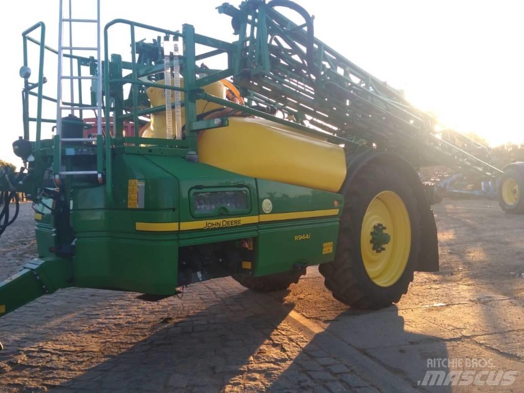 John Deere R944i Trailed sprayers