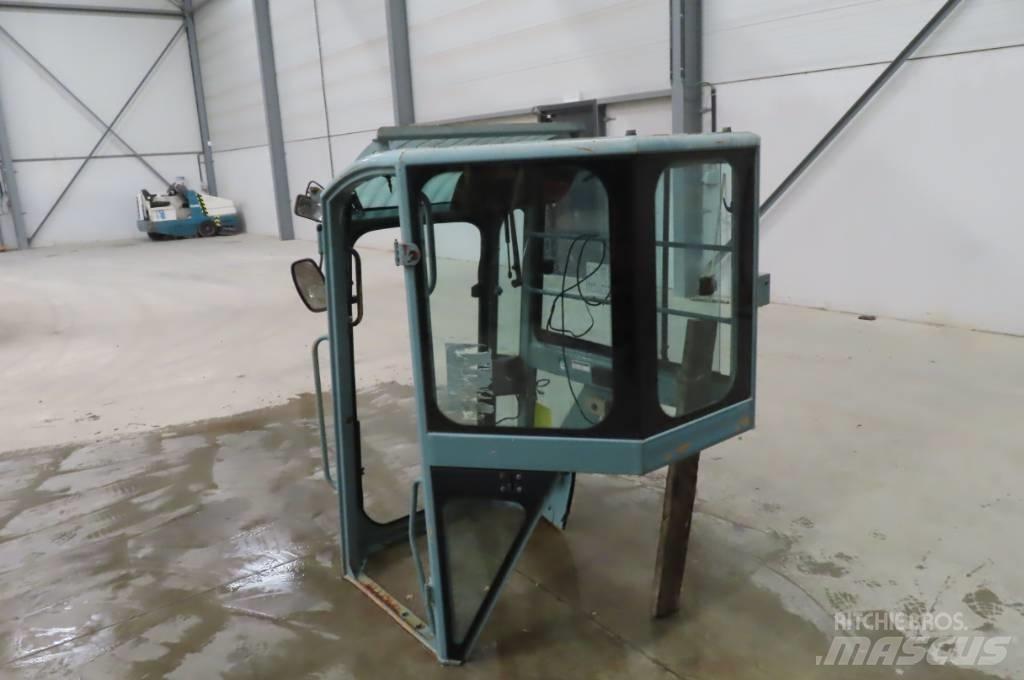 Yanmar Vio 75 Cabins and interior