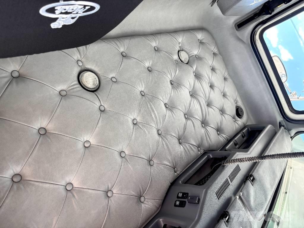 Mack CHU 613 Prime Movers