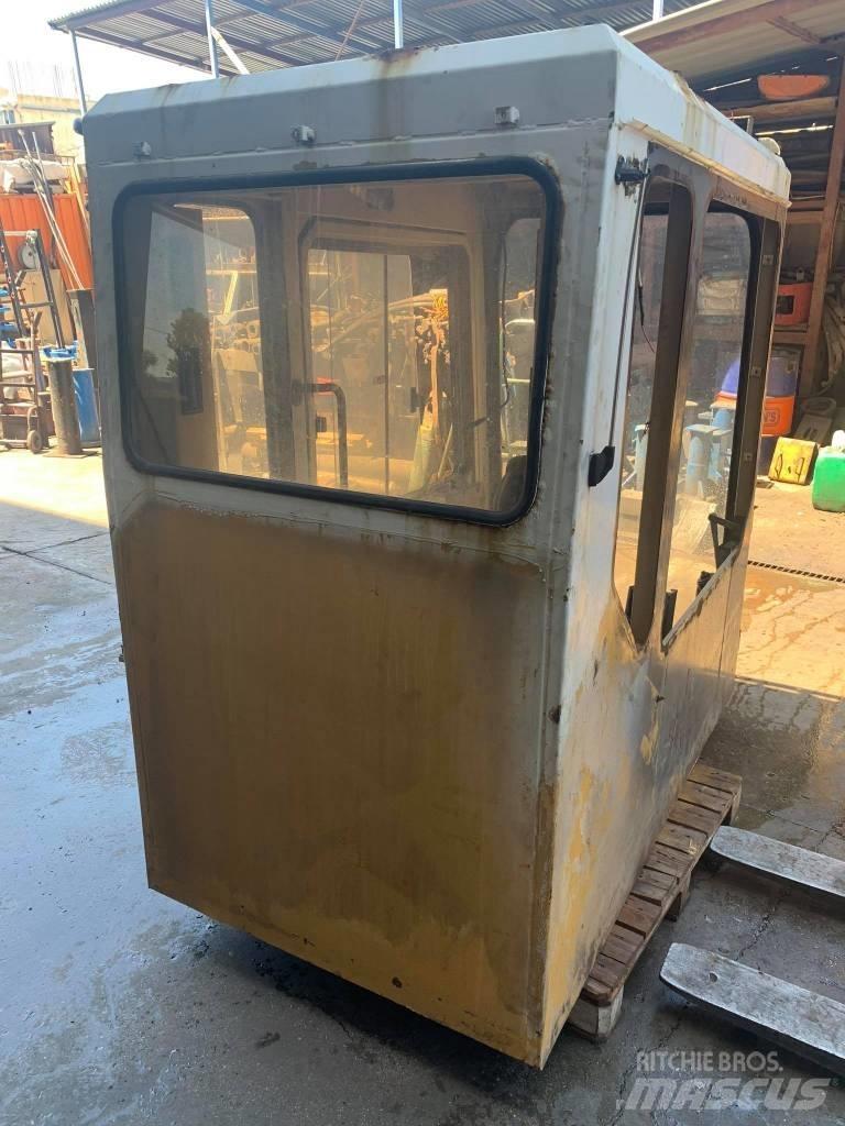 CAT 375 Cabins and interior