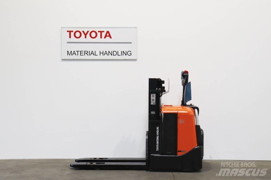Toyota SPE125 Pedestrian stacker