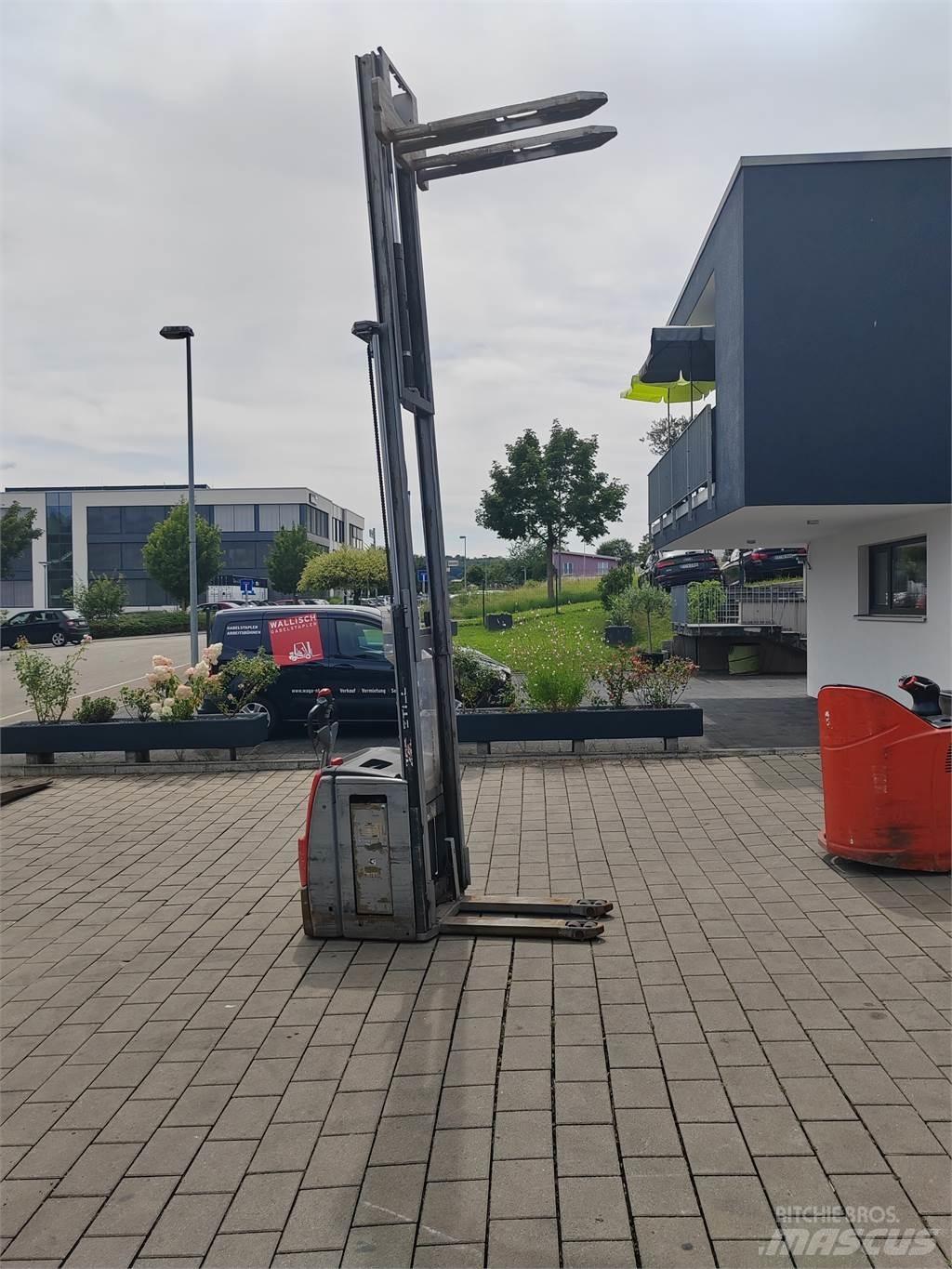 Still EXV 16 Pedestrian stacker