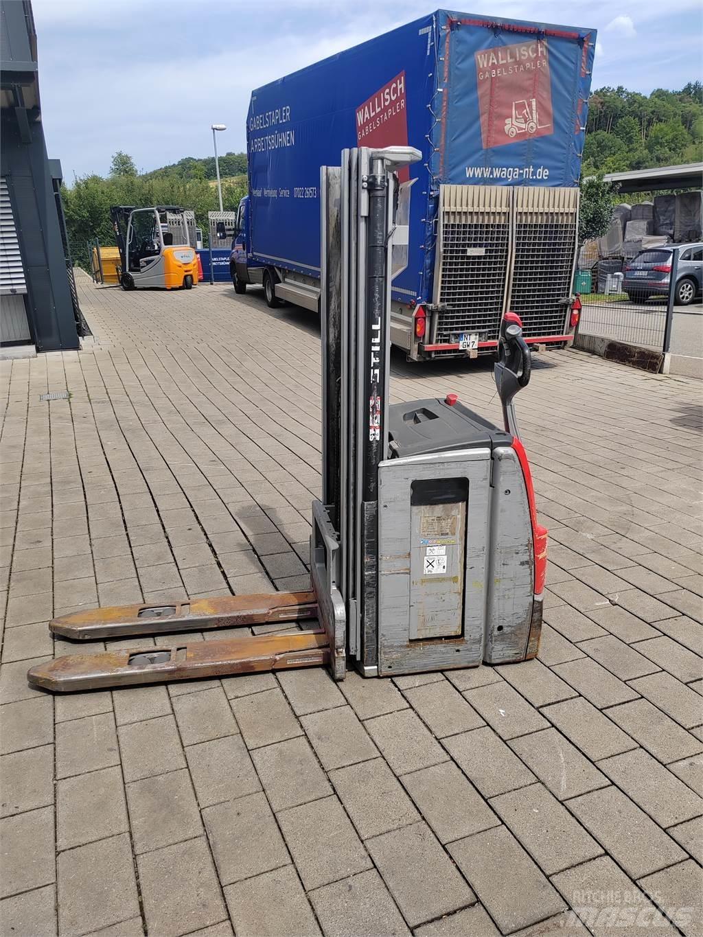 Still EXV 16 Pedestrian stacker