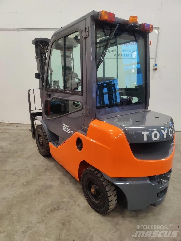 Toyota 02-8 FDF25 Diesel trucks