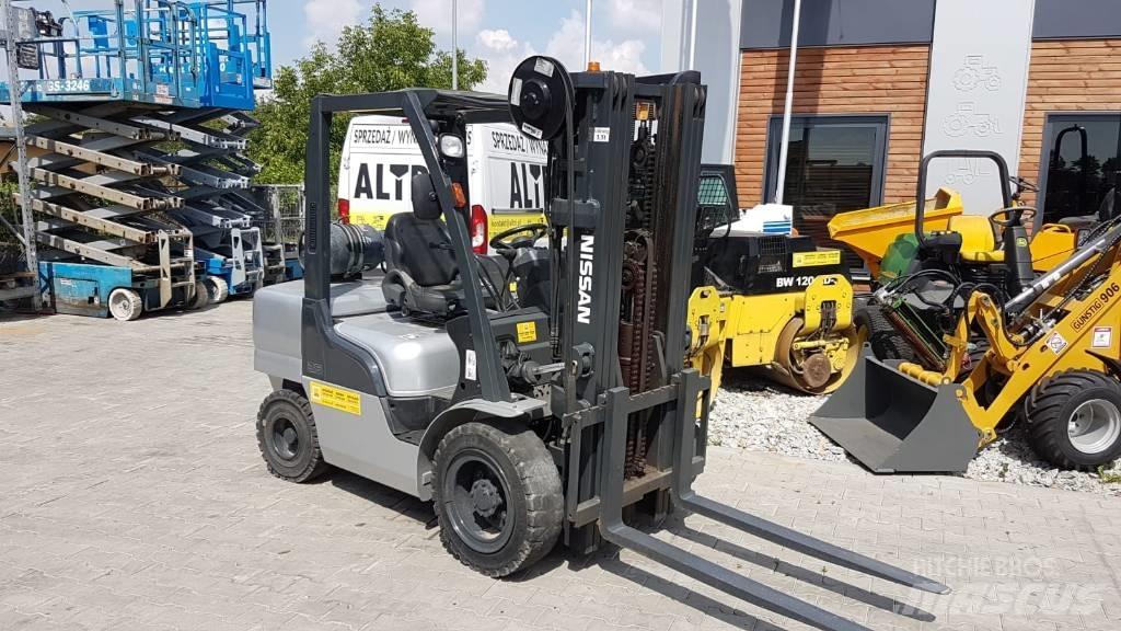 Nissan UGL02A35DU LPG trucks