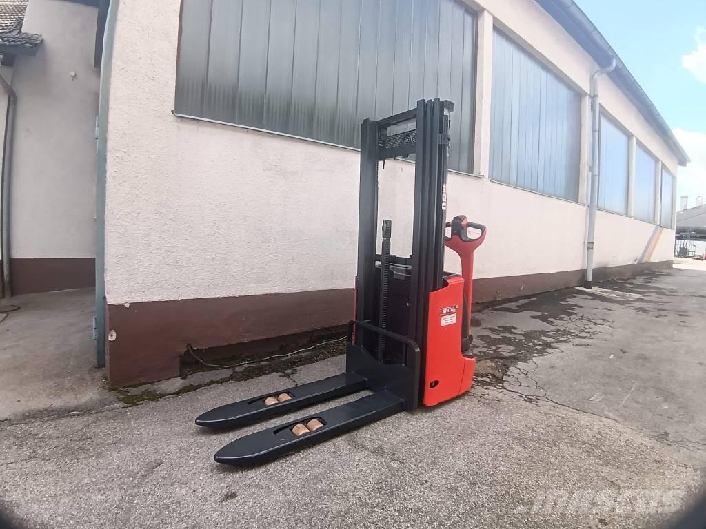 Linde L 12 Self propelled stackers