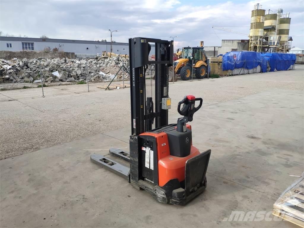 BT SWE120 Self propelled stackers
