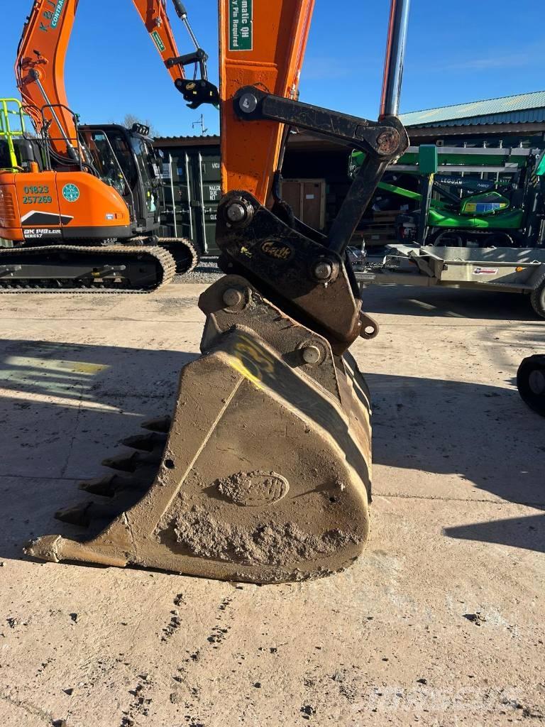 Develon DX 255 LC-7 Crawler excavators