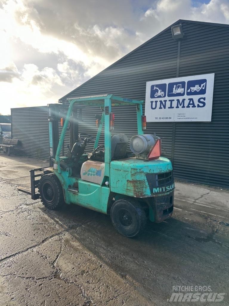 Mitsubishi FG 30 LPG trucks