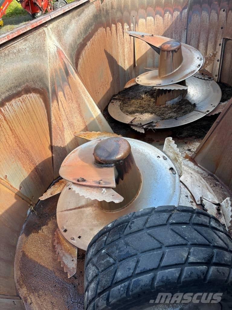 Kuhn EuroMix I Feed mixer