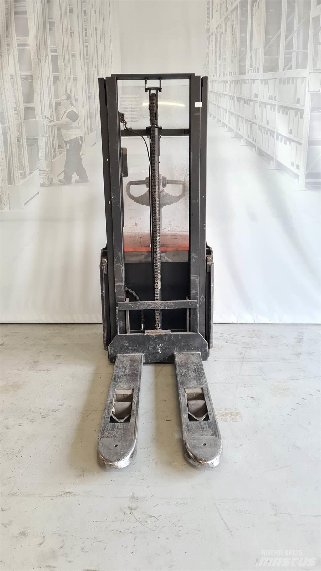 Toyota SWE120 Pedestrian stacker