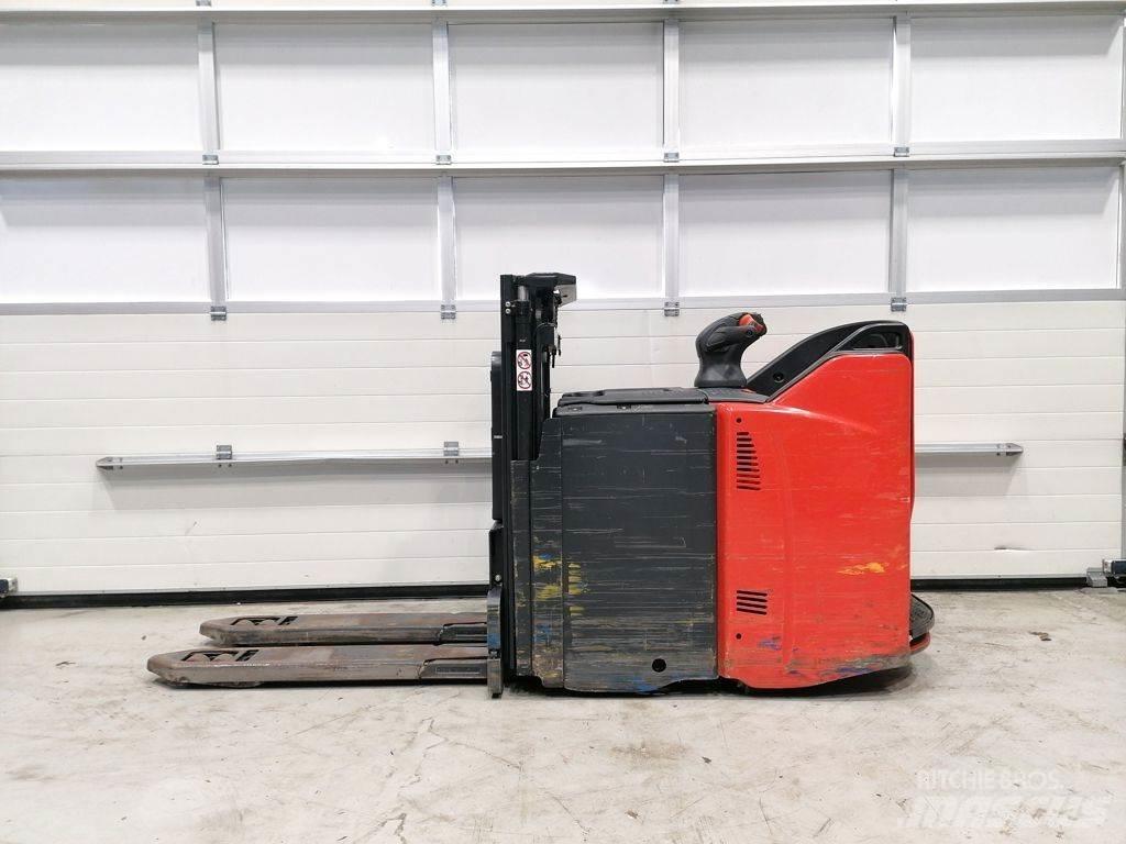 Linde D12 SP Pedestrian stacker