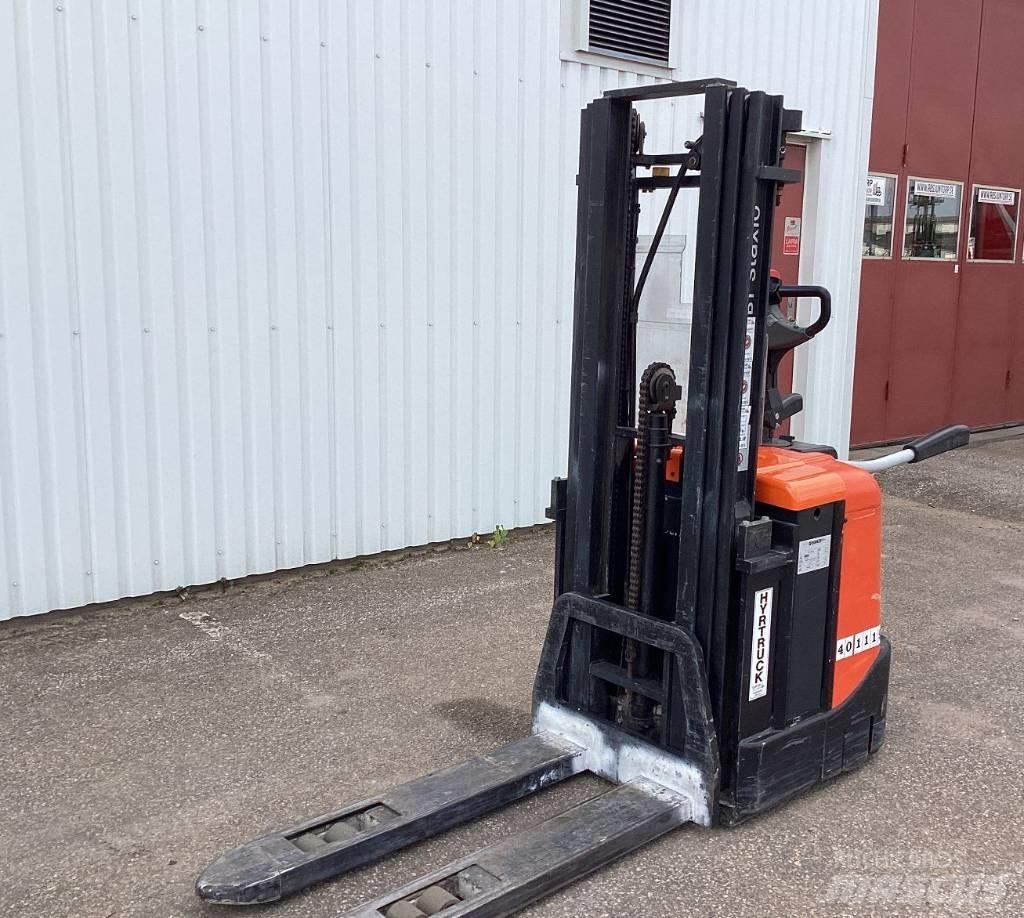 BT SPE 125 Self propelled stackers