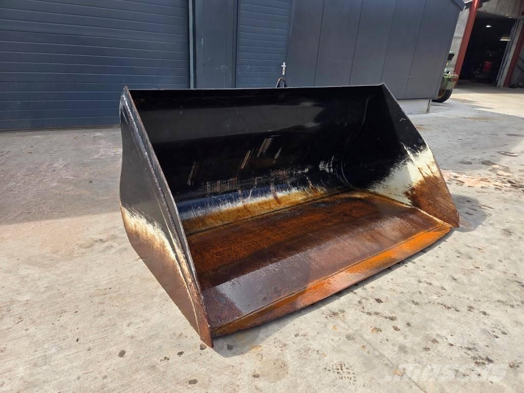 JLG 2450 / 2400 Front loader accessories
