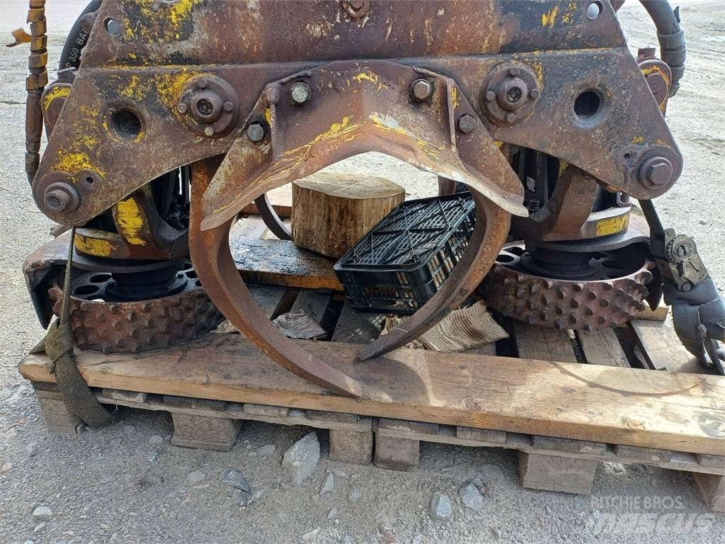 John Deere 480 Harvester heads