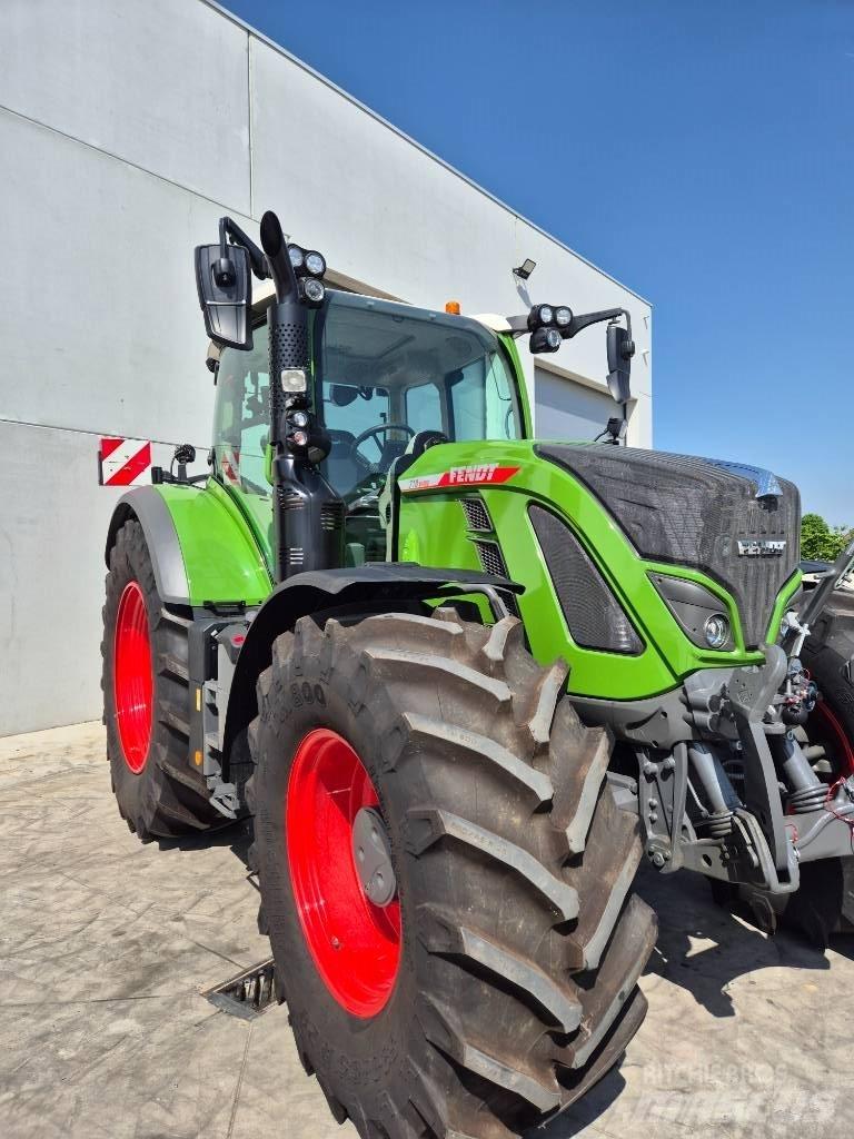 Fendt 718 Vario Tractors