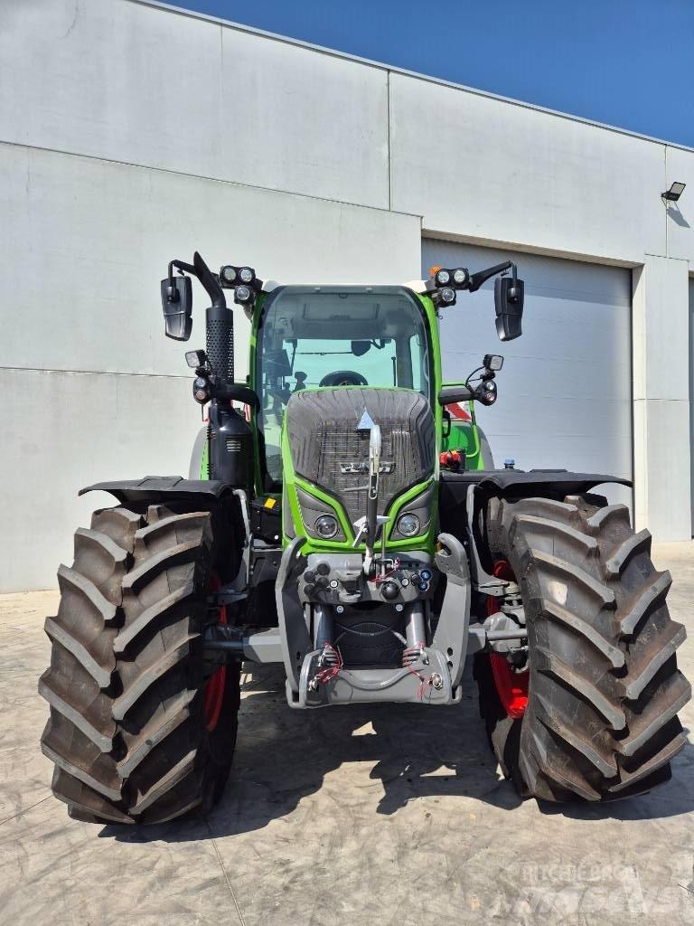 Fendt 718 Vario Tractors