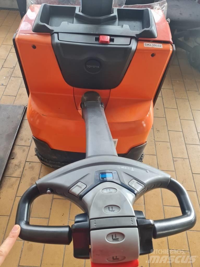 Toyota SWE080L Pedestrian stacker