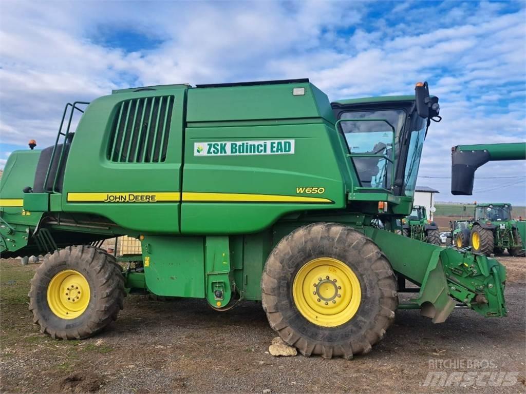 John Deere W650 Combine harvesters