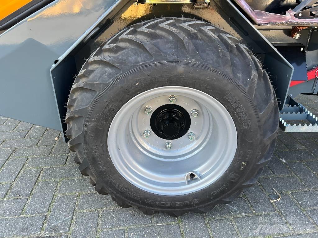 GiANT G2200E X-tra Multi-purpose loaders