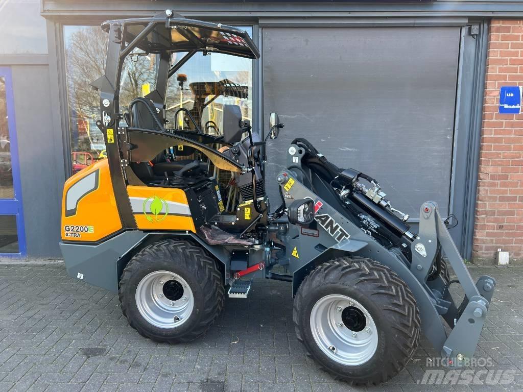 GiANT G2200E X-tra Multi-purpose loaders