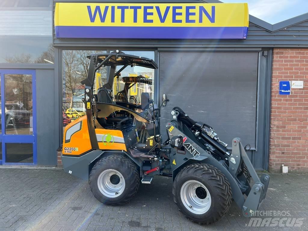 GiANT G2200E X-tra Multi-purpose loaders