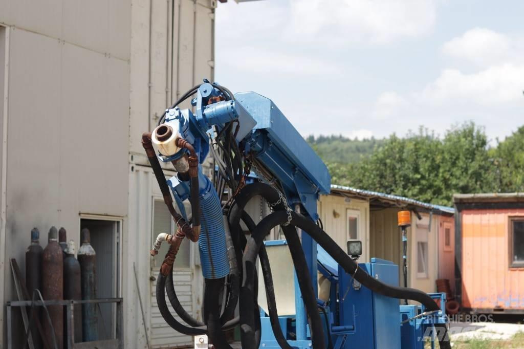 Meyco ORUGA Concrete distribution booms