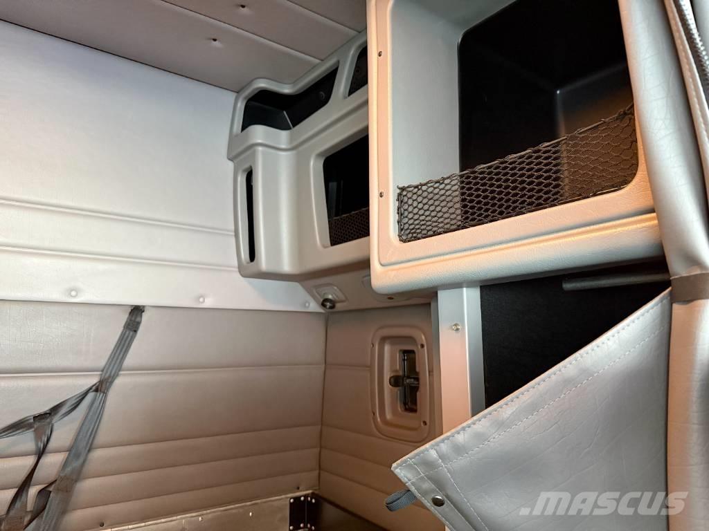 Peterbilt 389 Prime Movers