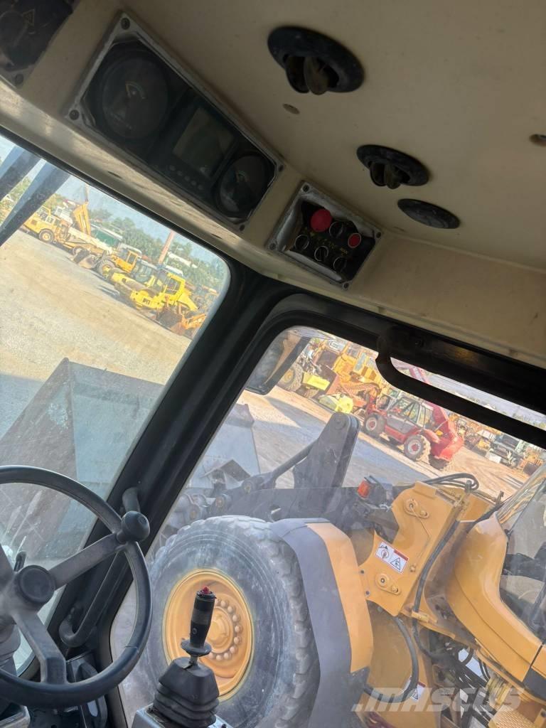  Max Com R712 Pneumatic tired rollers