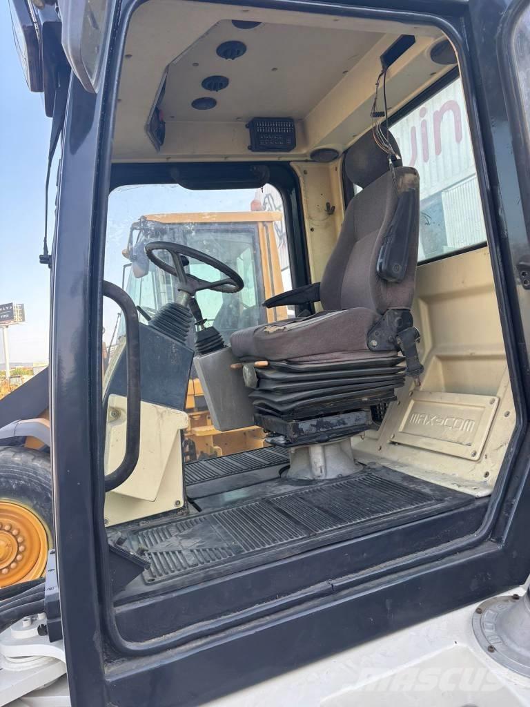  Max Com R712 Pneumatic tired rollers