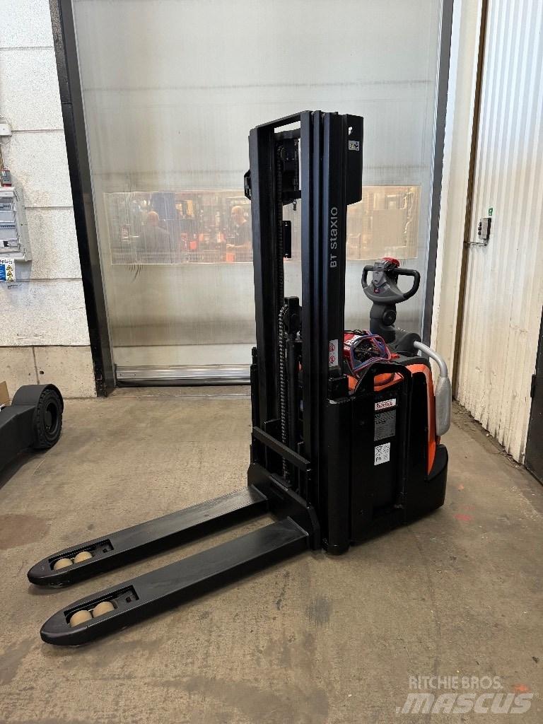 Toyota SPE120L Pedestrian stacker