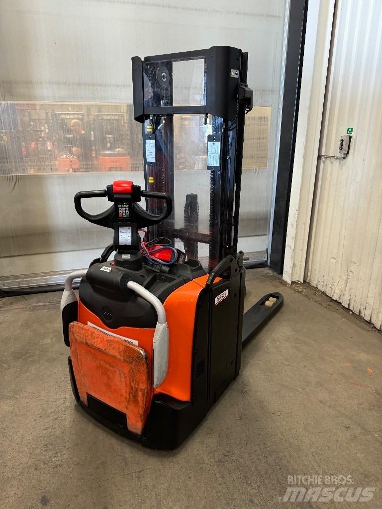 Toyota SPE120L Pedestrian stacker