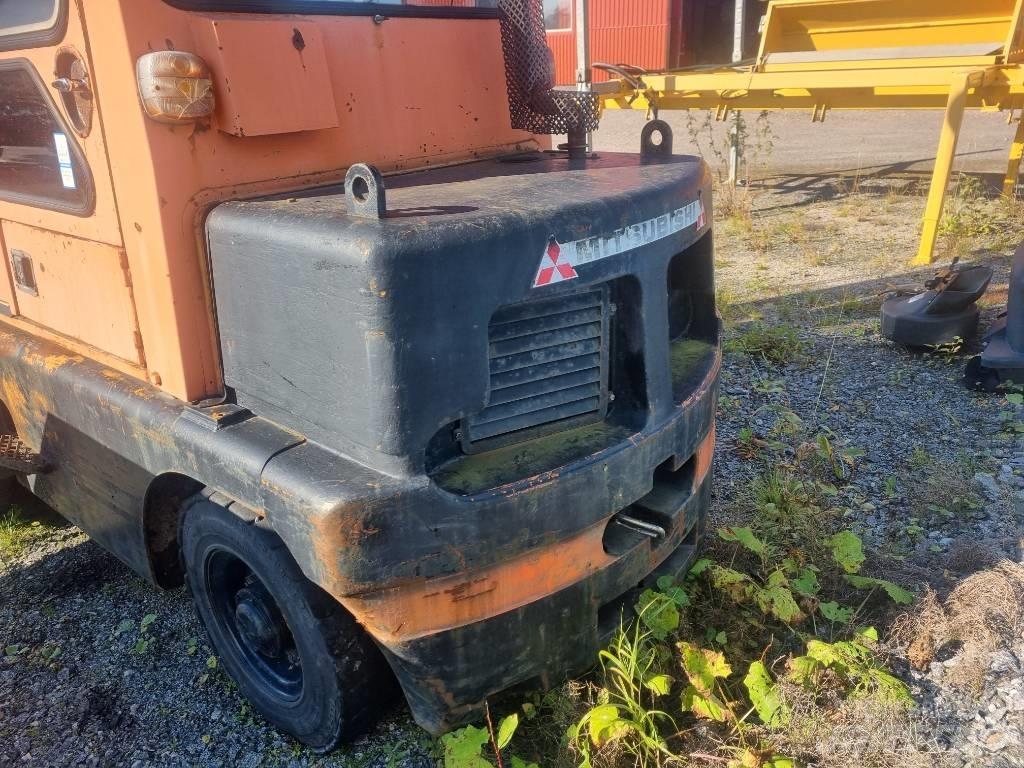 Mitsubishi FD 40 Diesel trucks