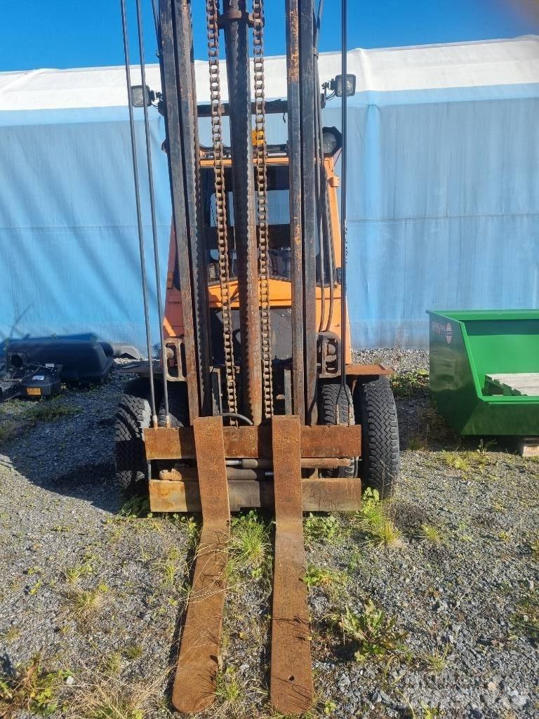 Mitsubishi FD 40 Diesel trucks