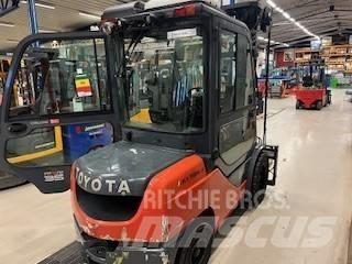 Toyota 02-8 FDJF 35 Diesel trucks